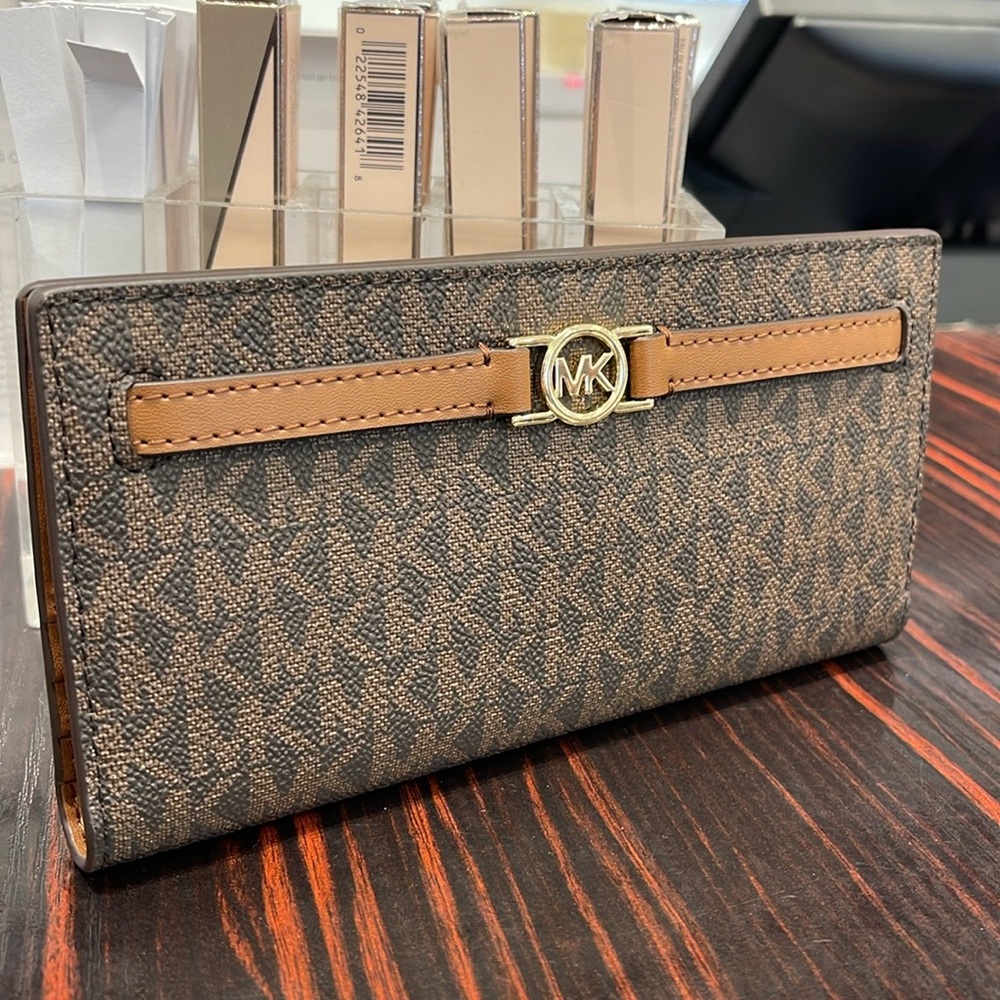 Michael Kors Reed Large Bifold Signature Snap Wallet Card Case 
Brown 
NWT